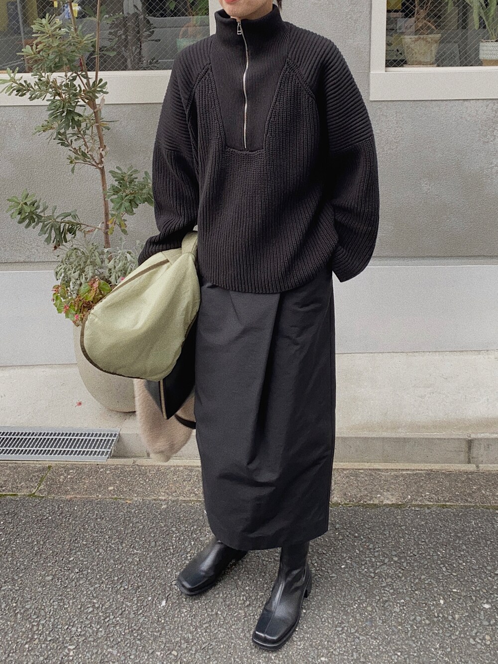 ブラック系のニット/セーター、ブラック系のメガネを着用したレディースの秋コーディネートの2枚目の写真