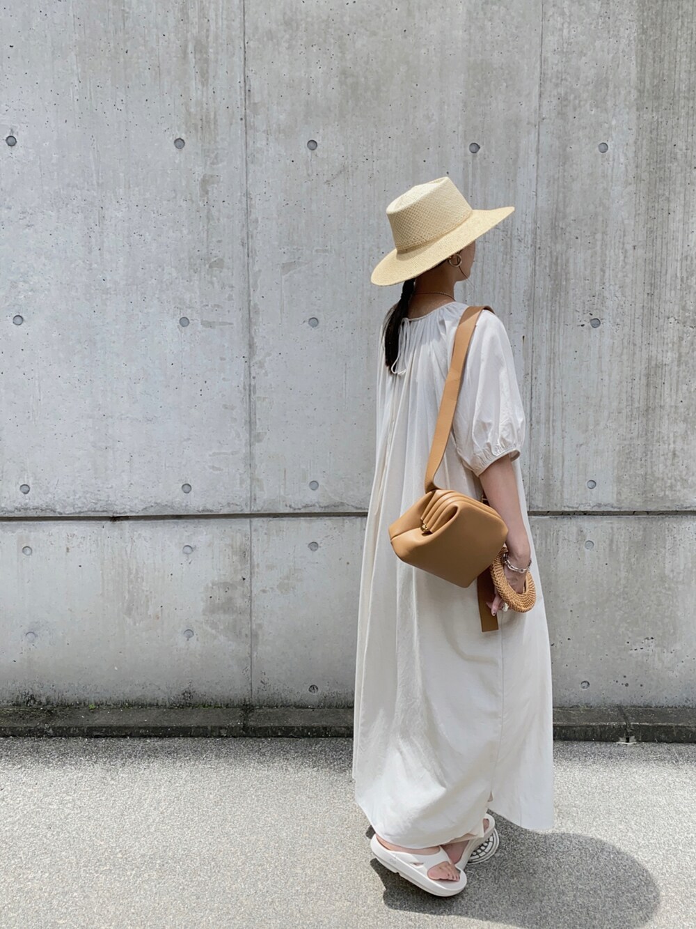 ホワイト系のワンピース、ブラウン系のショルダーバッグ、ホワイト系のサンダルを着用したレディースの夏コーディネートの3枚目の写真