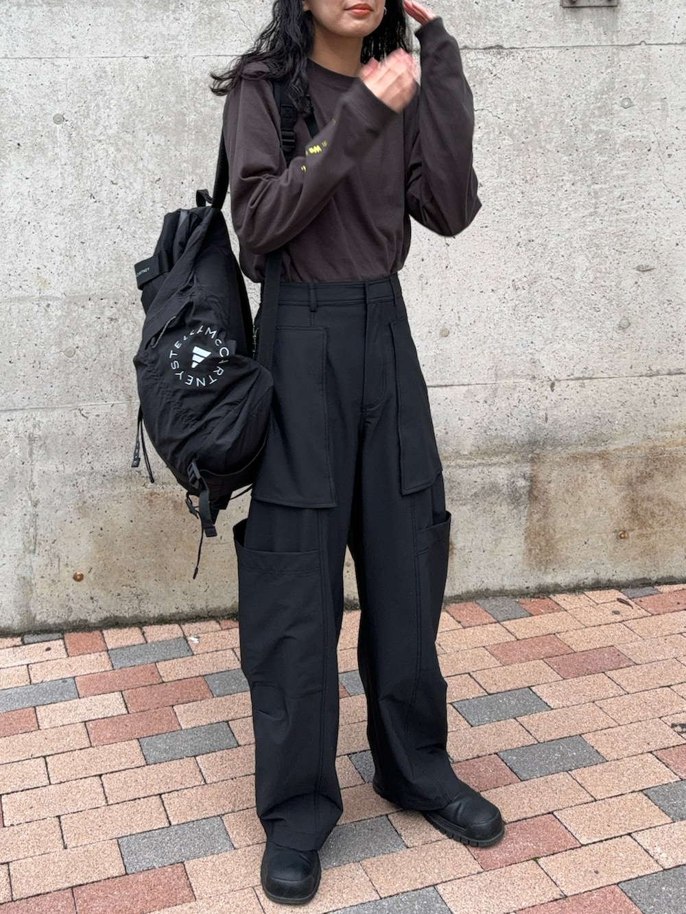 グリーン系のカーゴパンツ、グレー系のTシャツ/カットソー、ブラック系のバックパック/リュックを着用したレディースの秋コーディネートの3枚目の写真