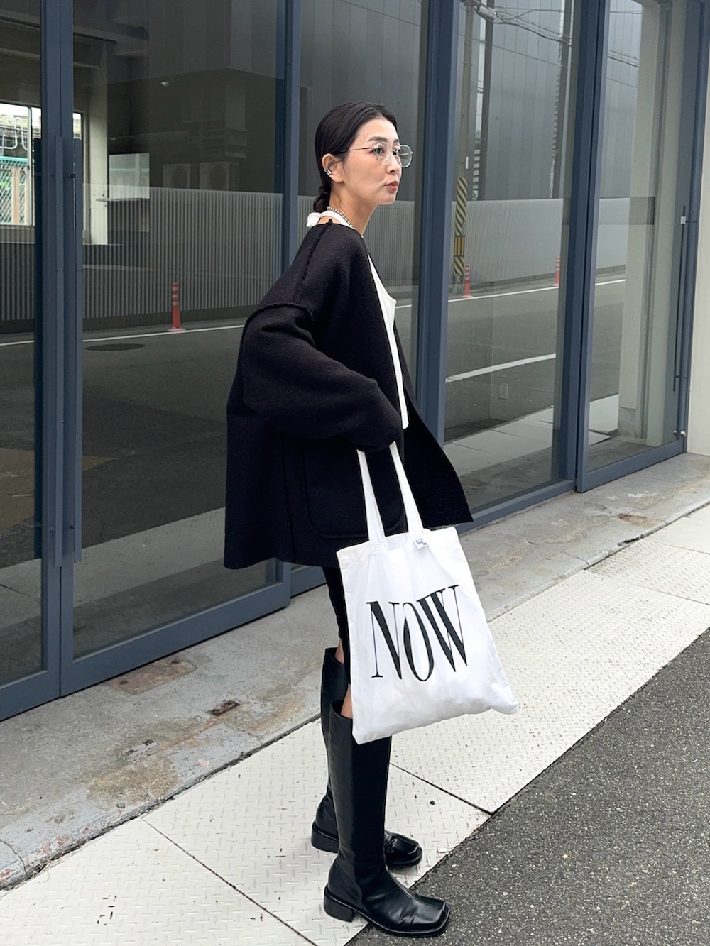 「モード、モノトーンコーデ、カーディガン、オーバーカーディガン、ハーフパンツ、バイカーパンツ、ロングブーツ、ブーツ、メガネ女子、トートバック」｜「MarientのリバーシブルオーバーCD（カーディガン/ボレロ、ブラック系）」を使った、MARIKOさん（レディース・168cm）の冬コーディネートの2枚目の写真