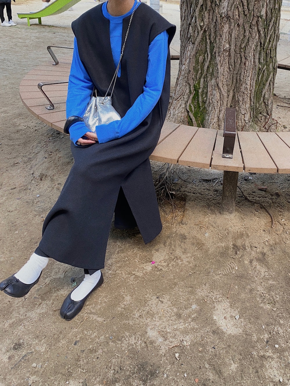 ブラック系のワンピース、シルバー系のショルダーバッグ、ブルー系のTシャツ/カットソーを着用したレディースの秋コーディネートの3枚目の写真