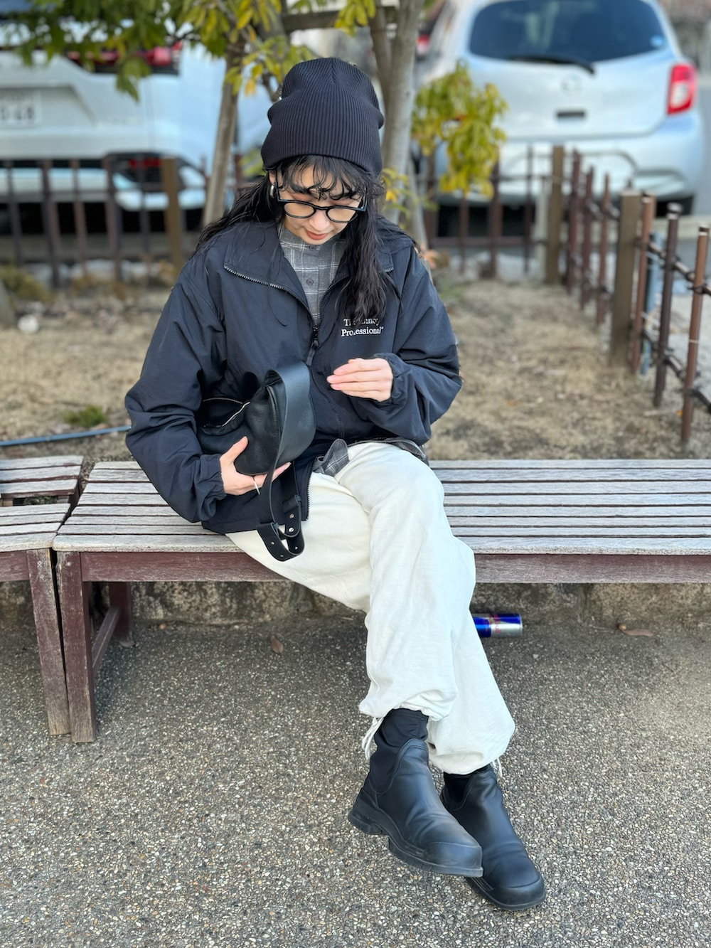 ブラック系のナイロンジャケット、グレー系のシャツ/ブラウス、ブラック系のショルダーバッグを着用したレディースの冬コーディネートの2枚目の写真