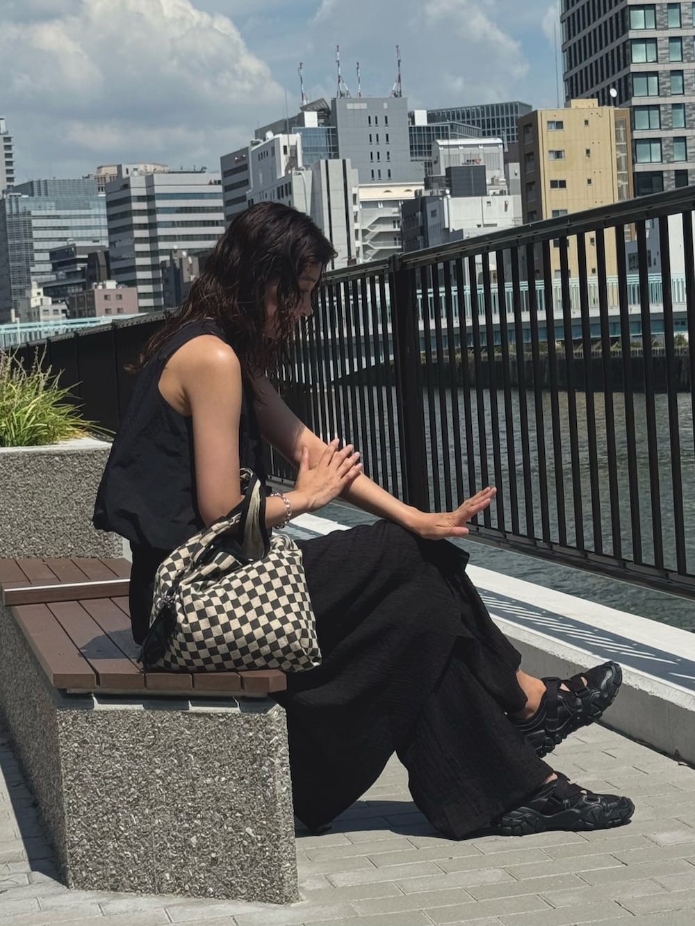 ブラック系のシャツ/ブラウス、ブラック系のトートバッグを着用したレディースの夏コーディネートの2枚目の写真