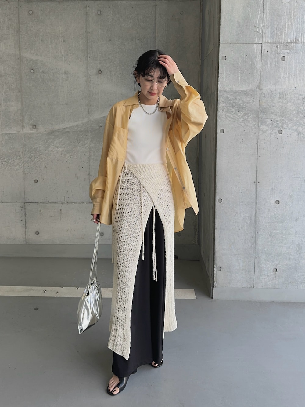 ホワイト系のタンクトップ、ホワイト系のスカート、ブラック系のスラックスを着用したレディースの夏コーディネートの2枚目の写真