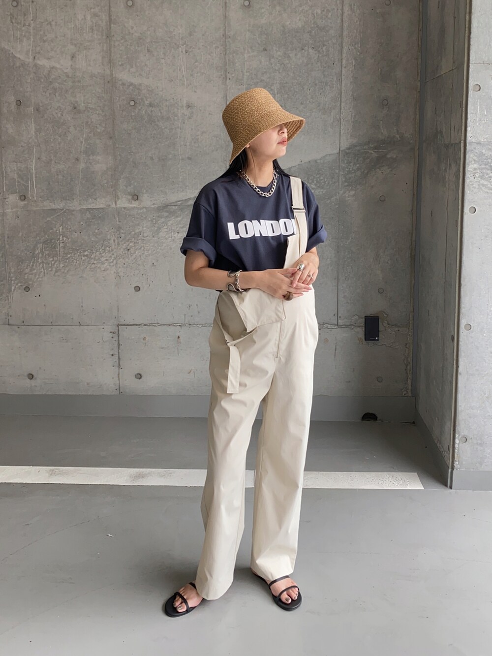 ブルー系のTシャツ/カットソー、ホワイト系のサロペット/オーバーオール、ベージュ系のハットを着用したレディースの夏コーディネートの3枚目の写真