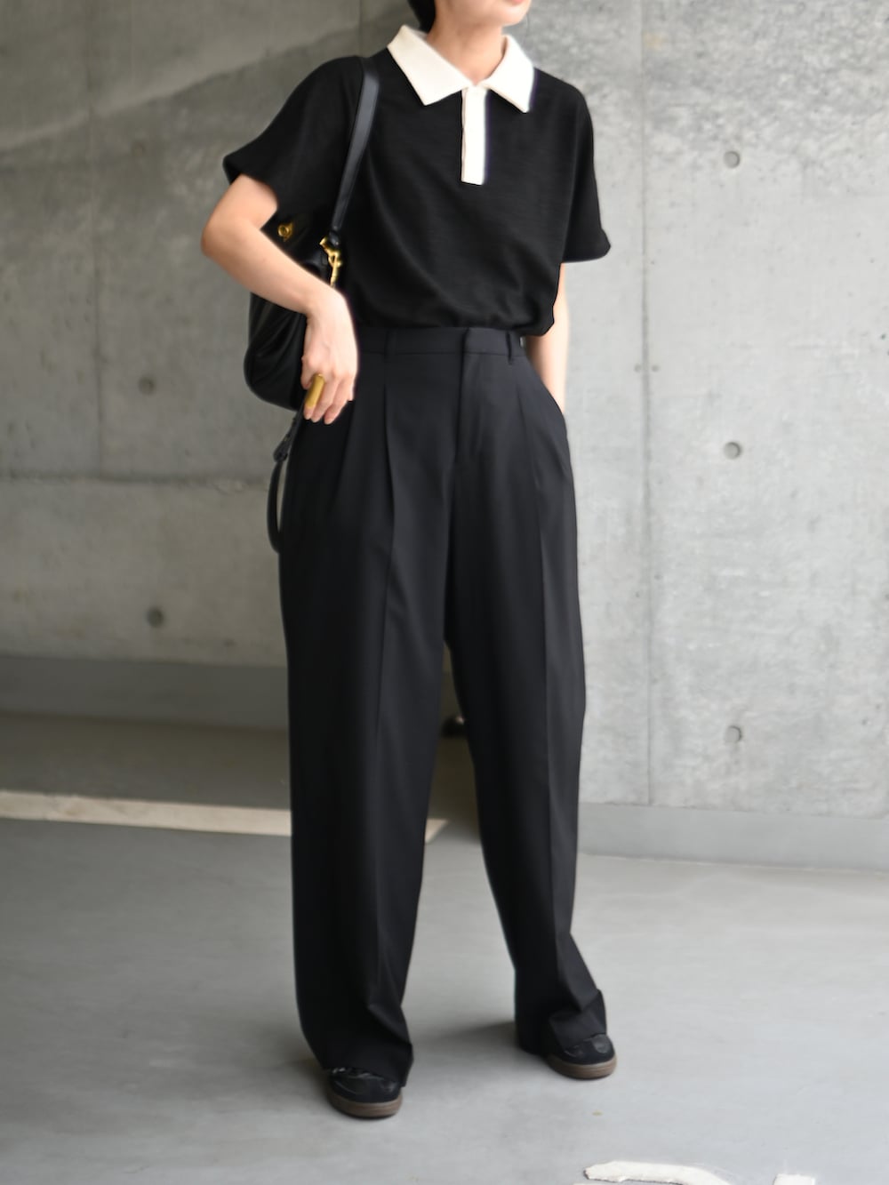 ブラック系のTシャツ/カットソー、ブラック系のスニーカーを着用したレディースの夏コーディネートの3枚目の写真