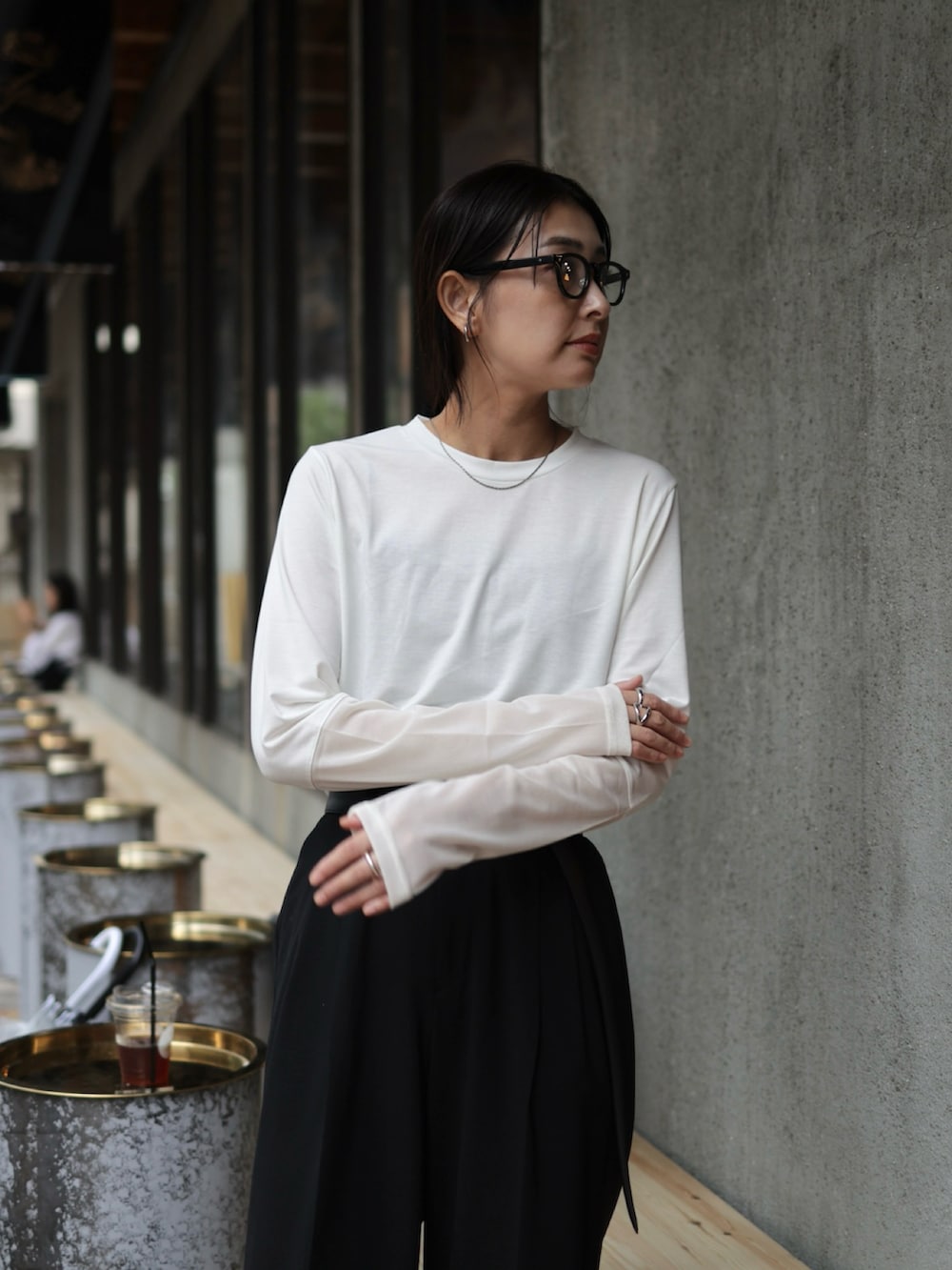 ホワイト系のTシャツ/カットソー、ブラック系のスラックス、ブラック系のベルトを着用したレディースの春コーディネートの3枚目の写真