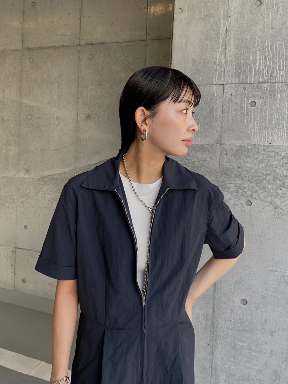 ブルー系のつなぎ/オールインワン、ホワイト系のタンクトップ、ブラック系のブーツを着用したレディースの夏コーディネートの2枚目の写真