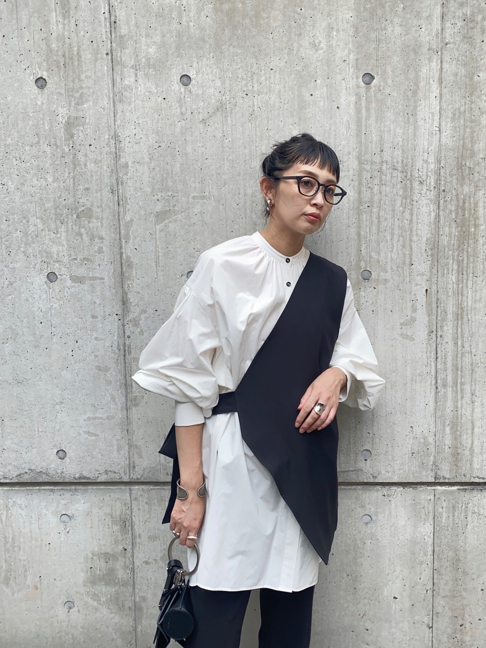 ホワイト系のシャツ/ブラウス、グレー系のスニーカー、ブラック系のショルダーバッグを着用したレディースの秋コーディネートの2枚目の写真