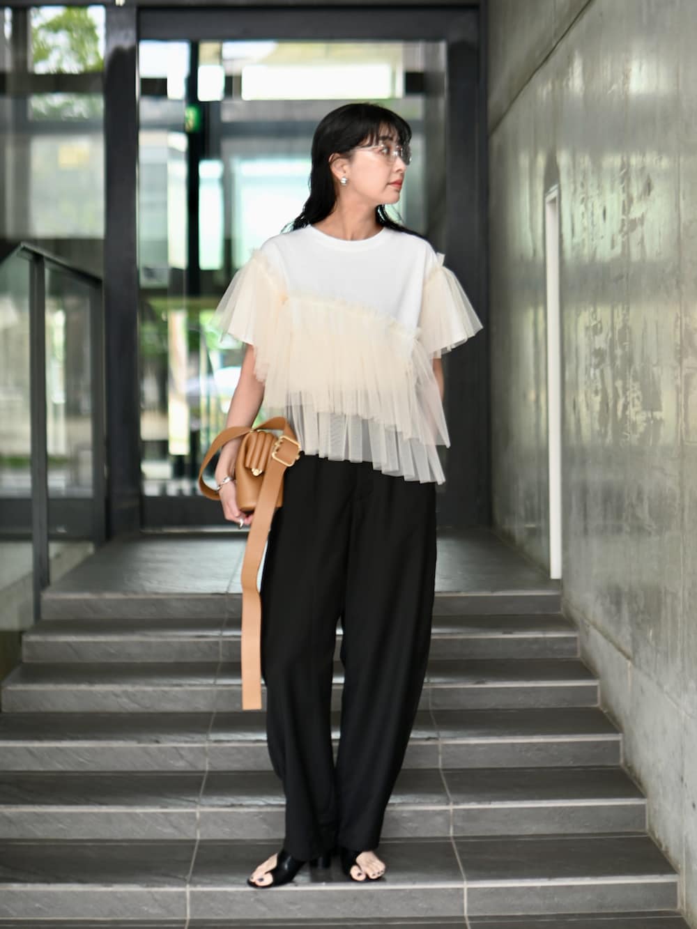 ホワイト系のTシャツ/カットソー、ブラウン系のショルダーバッグ、ブラック系のその他パンツを着用したレディースの春コーディネートの2枚目の写真