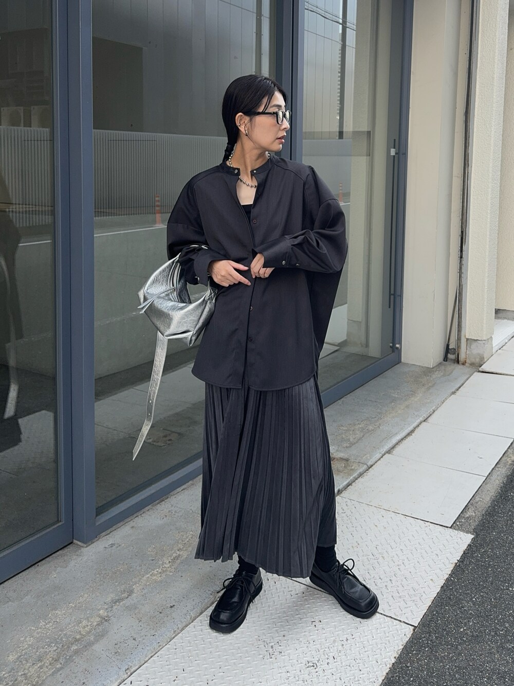 グレー系のスカート、グレー系のシャツ/ブラウス、シルバー系のショルダーバッグを着用したレディースの秋コーディネートの2枚目の写真