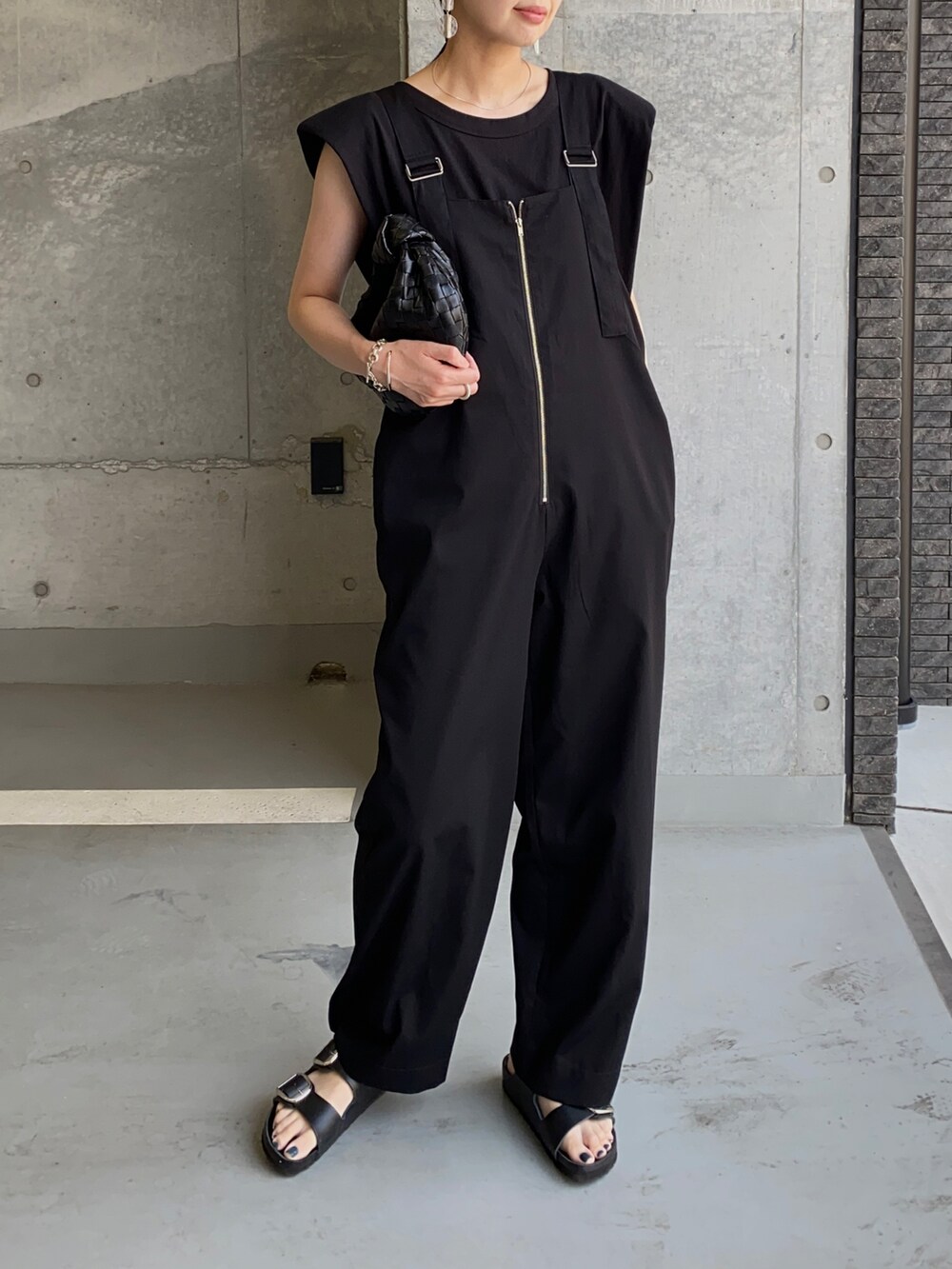 ブラック系のサロペット/オーバーオール、ブラック系のサンダル、シルバー系のリングを着用したレディースの春コーディネートの2枚目の写真