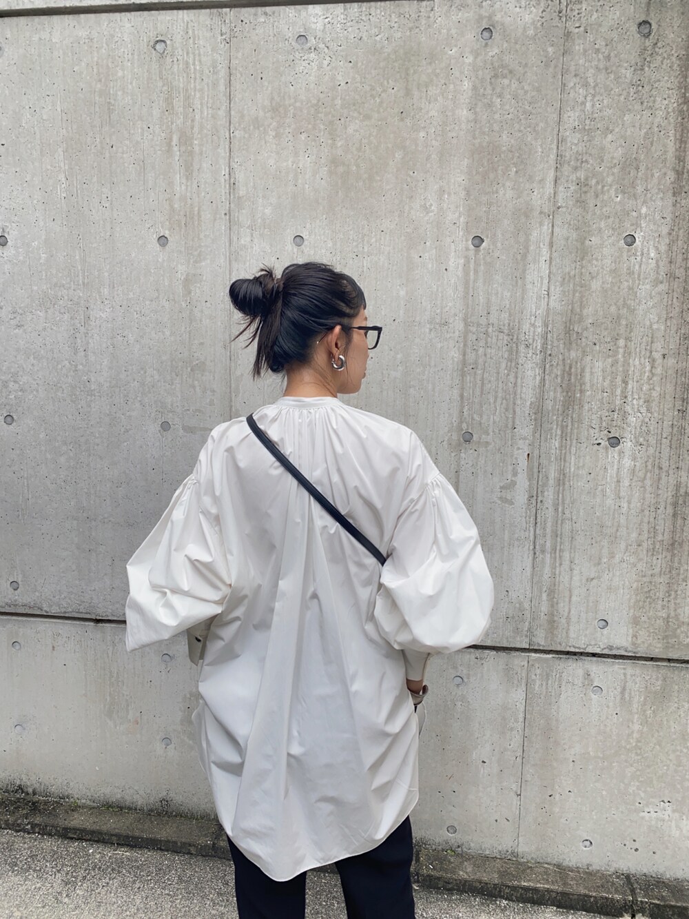 ホワイト系のシャツ/ブラウス、ブラック系のショルダーバッグ、グレー系のスニーカーを着用したレディースの秋コーディネートの2枚目の写真