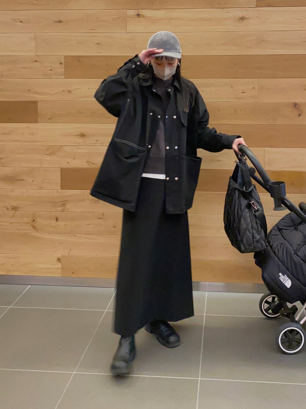 ブラック系のスカート、ブラック系のトートバッグ、ブラック系のジャケット/アウターを着用したレディースの冬コーディネートの3枚目の写真