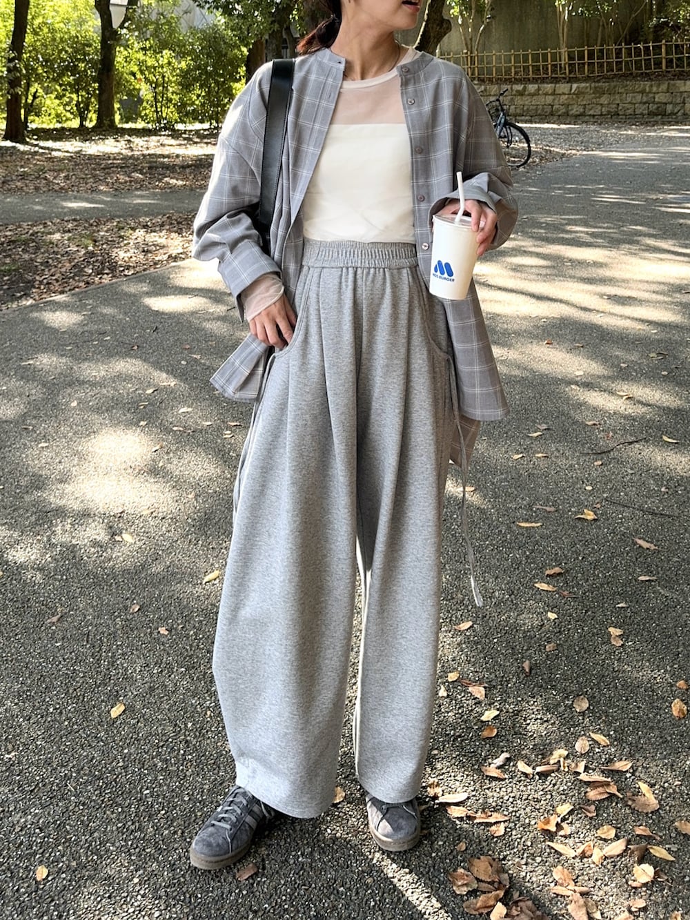 グレー系のシャツ/ブラウス、グレー系のスウェットパンツ、グレー系のスニーカーを着用したレディースの秋コーディネートの2枚目の写真