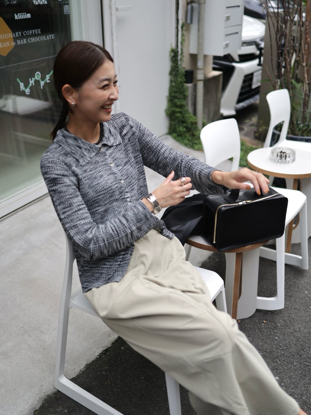 ブラック系のローファー、ブラック系のネックレス、ブラック系のベルトを着用したレディースの春コーディネートの4枚目の写真