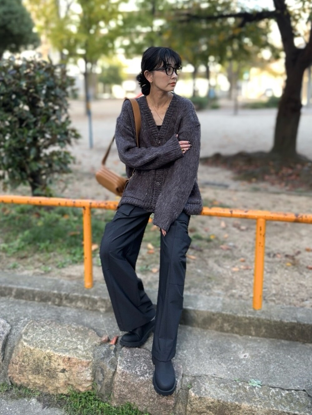 グレー系のカーディガン/ボレロ、ブラウン系のショルダーバッグ、グリーン系のカーゴパンツを着用したレディースの冬コーディネートの2枚目の写真