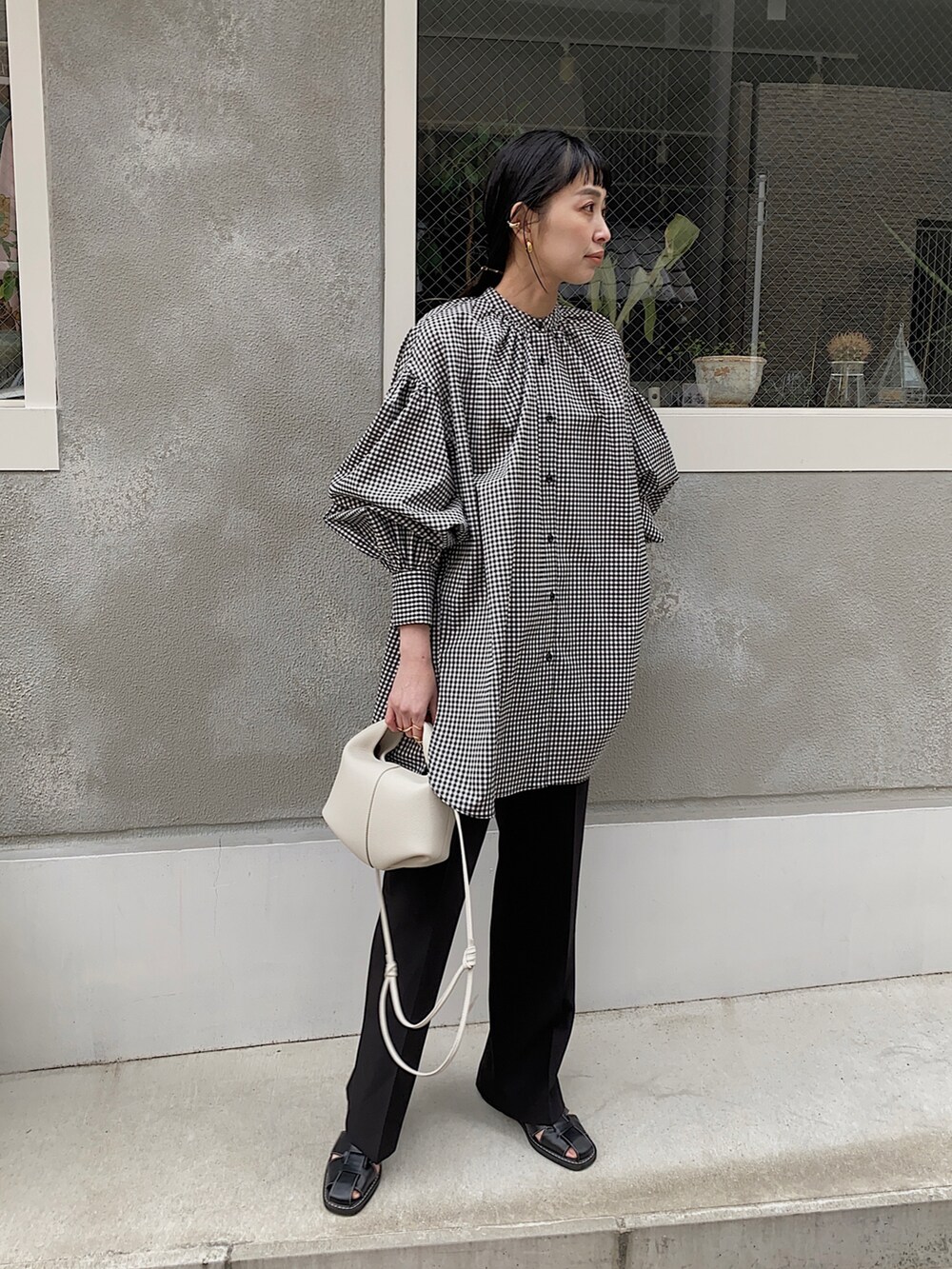 ホワイト系のシャツ/ブラウス、ブラック系のその他パンツ、ホワイト系のショルダーバッグを着用したレディースの春コーディネートの3枚目の写真