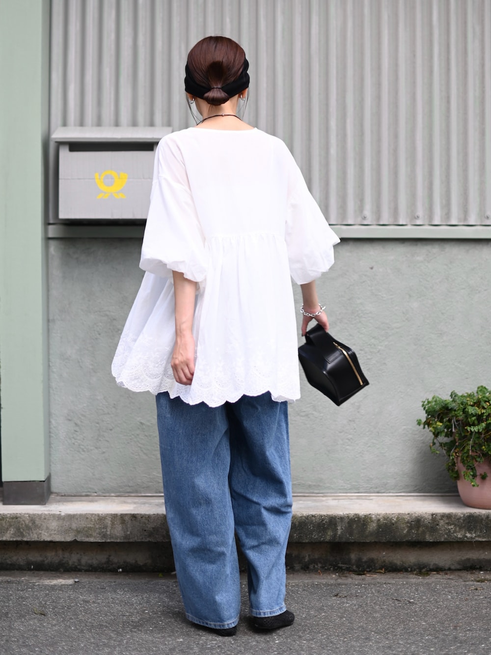 ホワイト系のシャツ/ブラウス、ブルー系のデニムパンツ、ブラック系のバレエシューズを着用したレディースの夏コーディネートの4枚目の写真