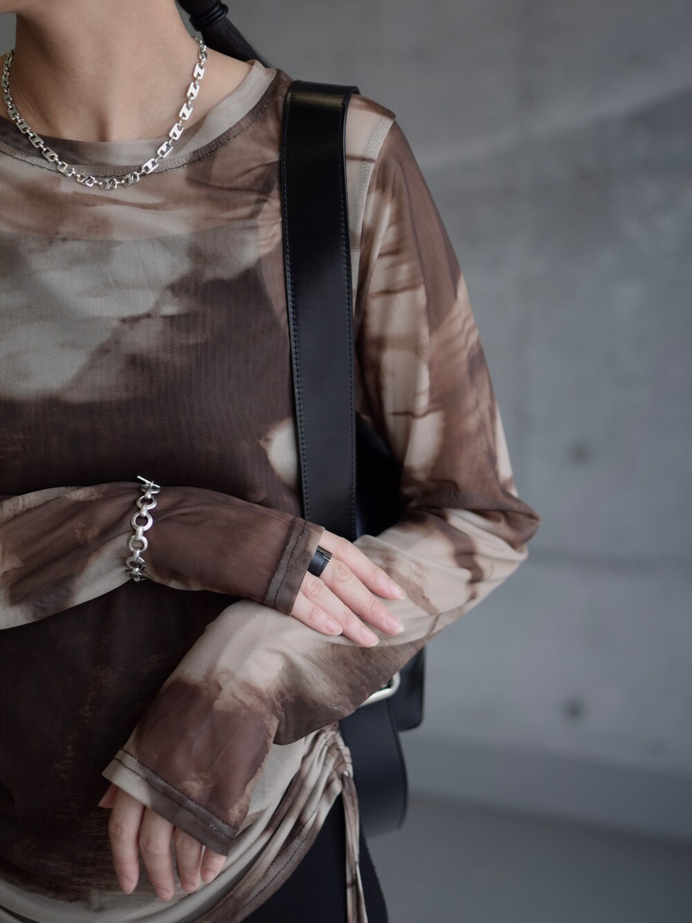 ブラウン系のTシャツ/カットソー、ブラック系のその他パンツ、ブラック系のショルダーバッグを着用したレディースの秋コーディネートの3枚目の写真