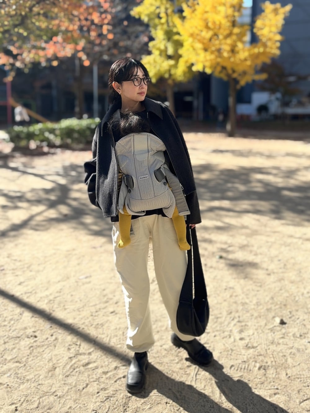 グレー系のブルゾン、ブラック系のメガネを着用したレディースの冬コーディネートの3枚目の写真