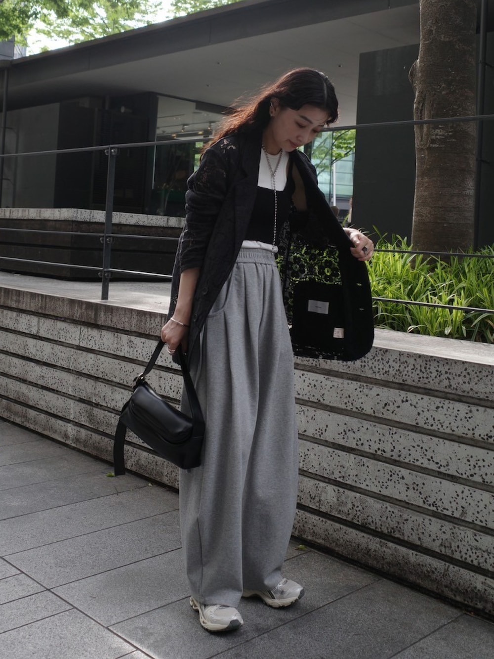 ブラック系のテーラードジャケット、ホワイト系のタンクトップ、ブラック系のタンクトップを着用したレディースの春コーディネートの4枚目の写真