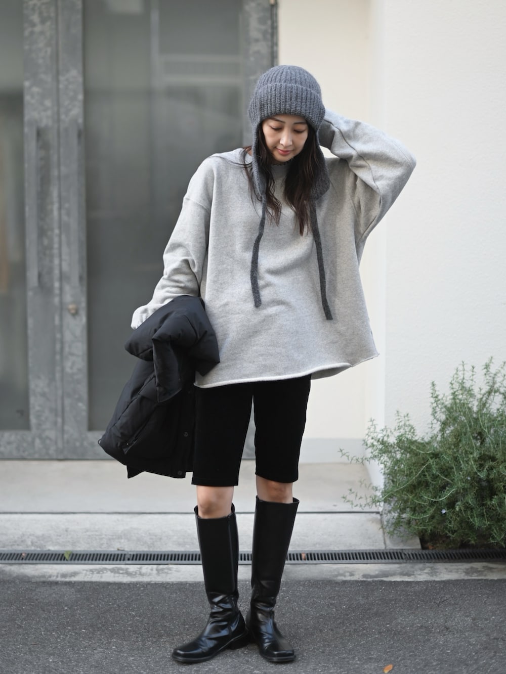ブラック系のその他アウター、ブラック系のその他パンツ、グレー系のスウェットを着用したレディースの冬コーディネートの3枚目の写真