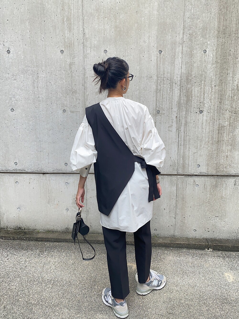 ホワイト系のシャツ/ブラウス、グレー系のスニーカー、ブラック系のショルダーバッグを着用したレディースの秋コーディネートの3枚目の写真