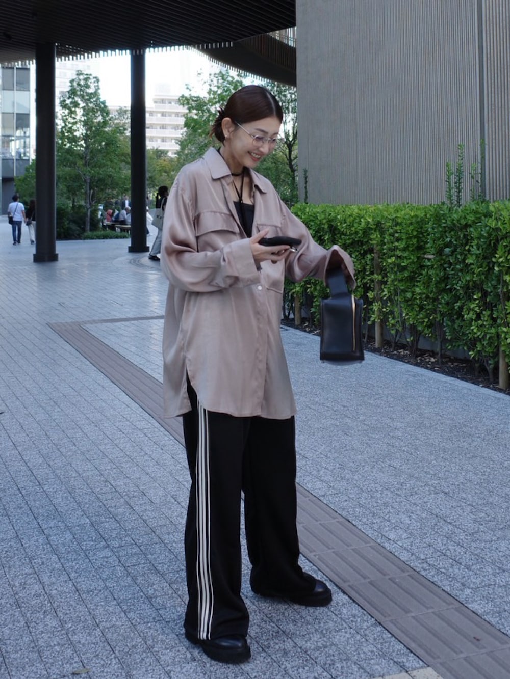 ブラウン系のシャツ/ブラウス、ブラック系のスウェットパンツ、ブラック系のネックレスを着用したレディースの秋コーディネートの2枚目の写真