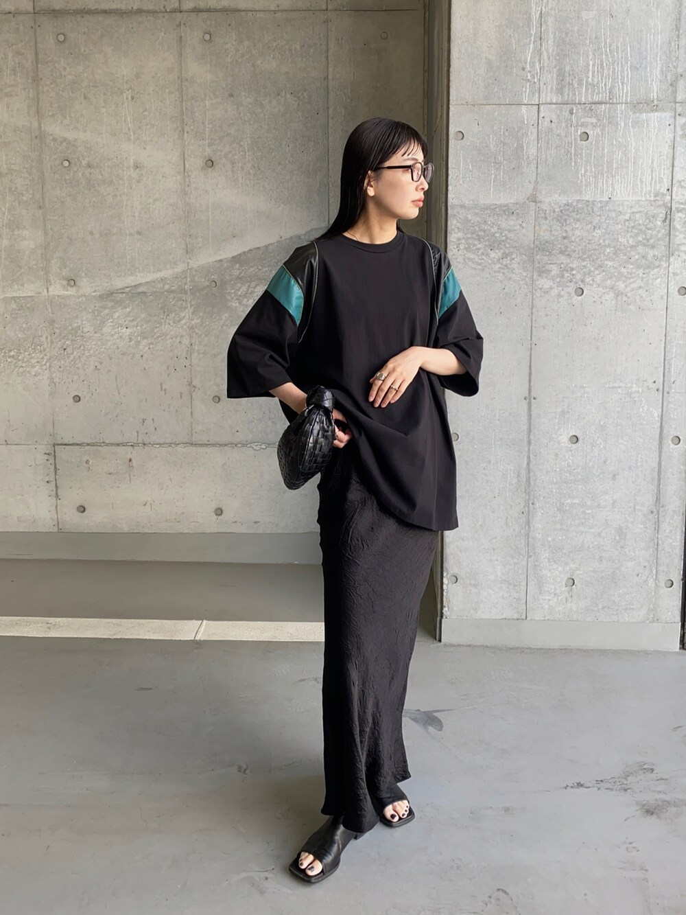 ブラック系のTシャツ/カットソー、ブラック系のスカート、ブラック系のメガネを着用したレディースの夏コーディネートの2枚目の写真