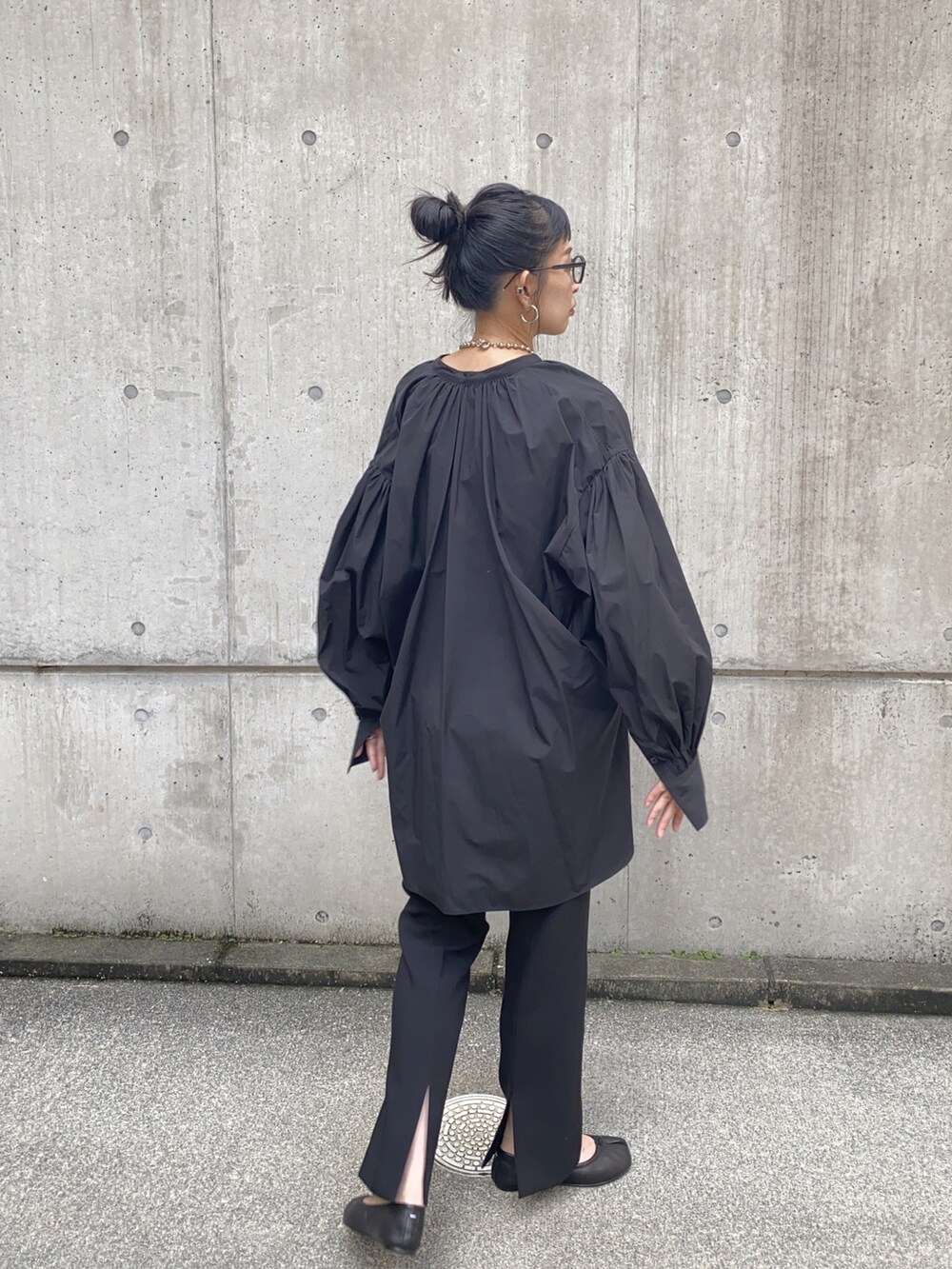 ブラック系のシャツ/ブラウス、ブラック系のその他パンツ、ブラック系のバレエシューズを着用したレディースの秋コーディネートの2枚目の写真