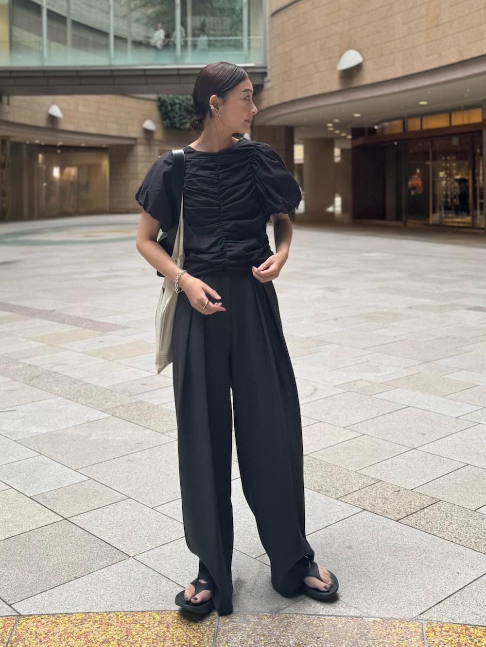 ブラック系のシャツ/ブラウス、グレー系のその他パンツ、ブラック系のサンダルを着用したレディースの夏コーディネートの2枚目の写真