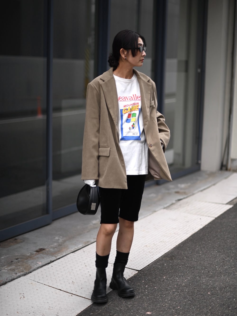 ベージュ系のテーラードジャケット、ブラック系のその他パンツ、ブラック系のブーツを着用したレディースの秋コーディネートの5枚目の写真