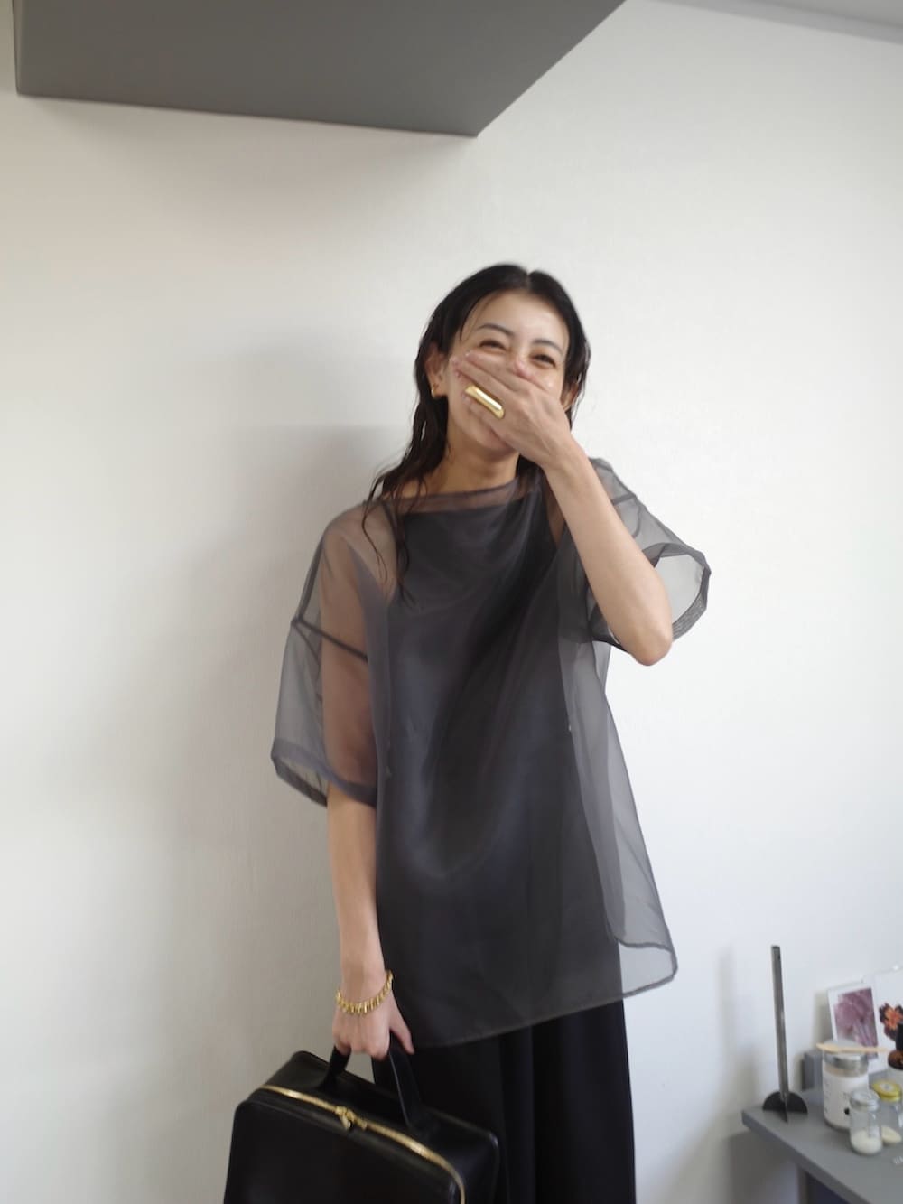 グレー系のシャツ/ブラウス、ブラック系のスラックス、ブラック系のバレエシューズを着用したレディースの秋コーディネートの3枚目の写真