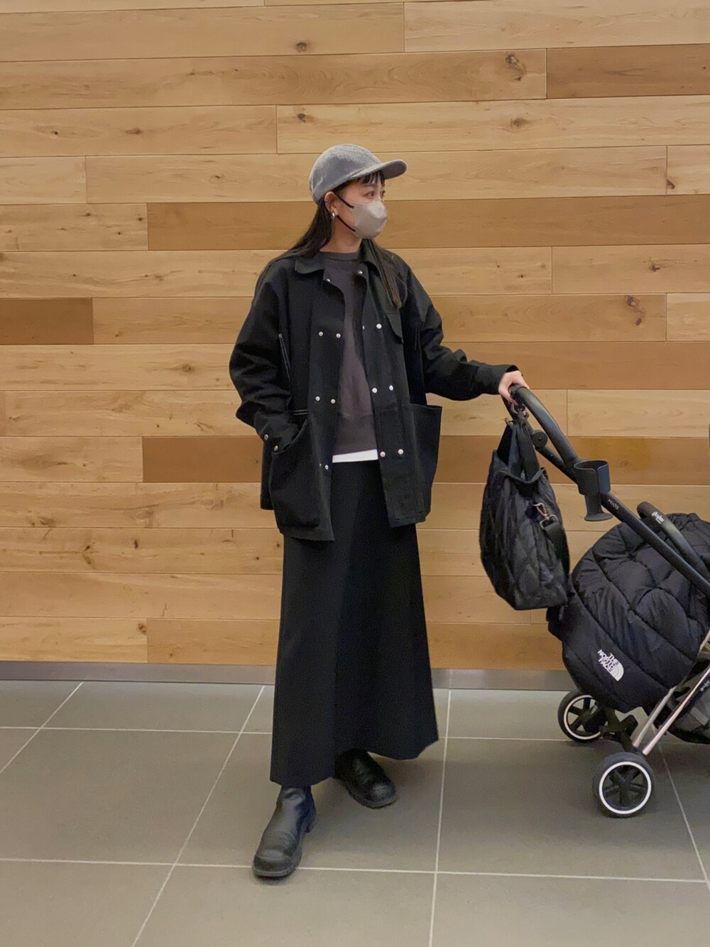 ブラック系のスカート、ブラック系のトートバッグ、ブラック系のジャケット/アウターを着用したレディースの冬コーディネートの2枚目の写真