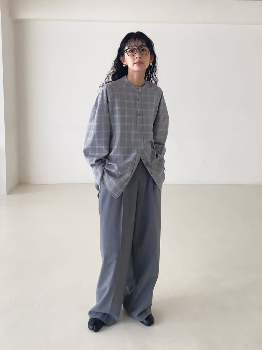 グレー系のシャツ/ブラウス、グレー系のスラックス、ブラック系のバレエシューズを着用したレディースの冬コーディネートの2枚目の写真