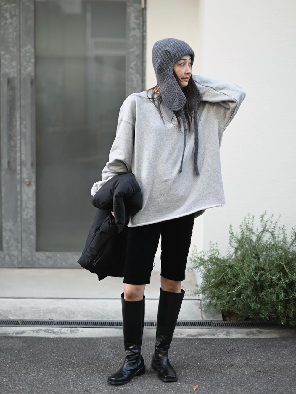 ブラック系のその他アウター、ブラック系のその他パンツ、グレー系のスウェットを着用したレディースの冬コーディネートの2枚目の写真