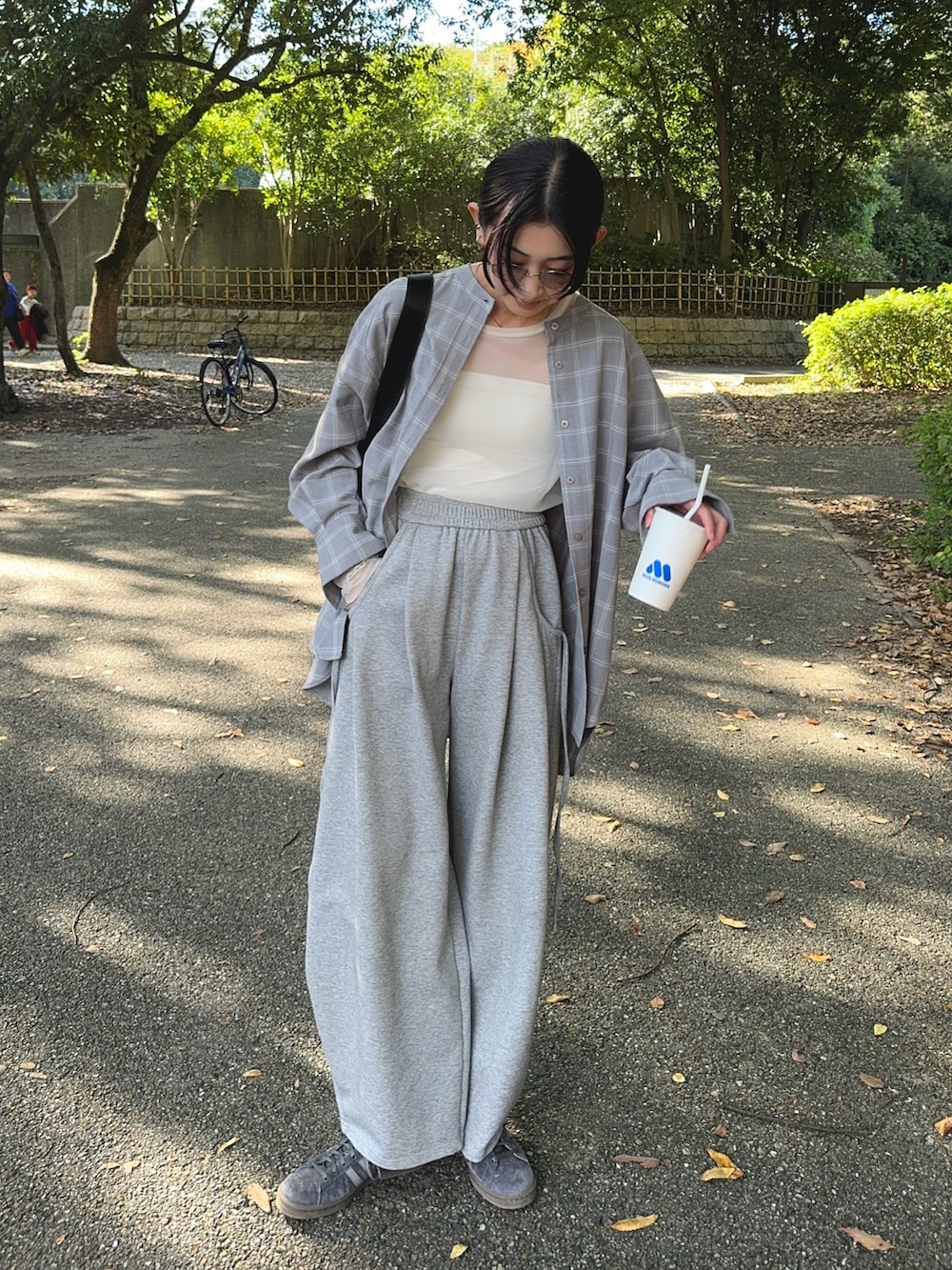 グレー系のシャツ/ブラウス、グレー系のスウェットパンツ、グレー系のスニーカーを着用したレディースの秋コーディネートの3枚目の写真