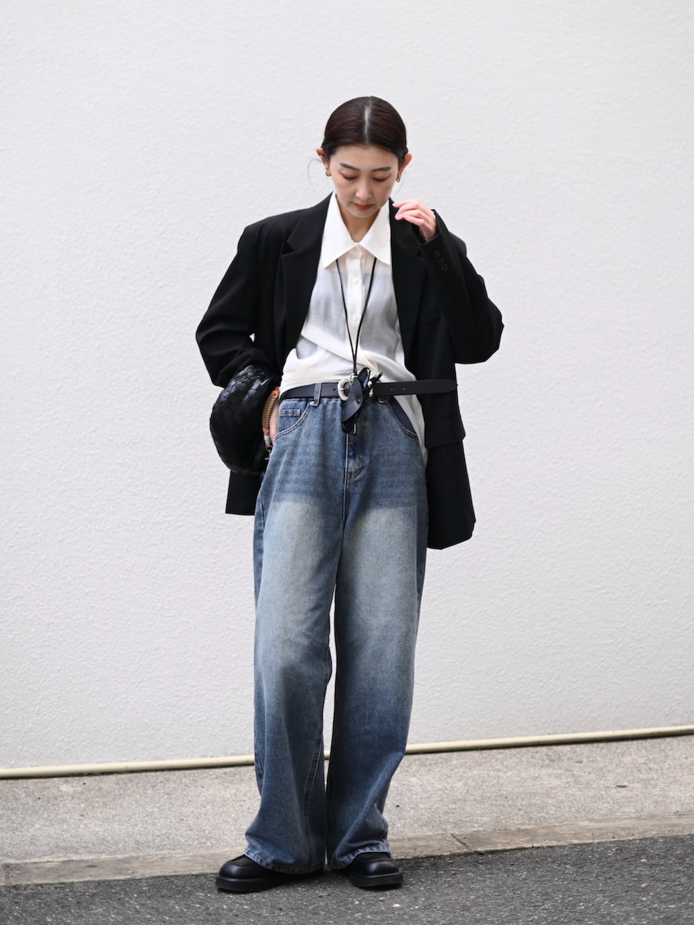 ブルー系のデニムパンツ、ホワイト系のシャツ/ブラウス、ブラック系のネックレスを着用したレディースの春コーディネートの5枚目の写真