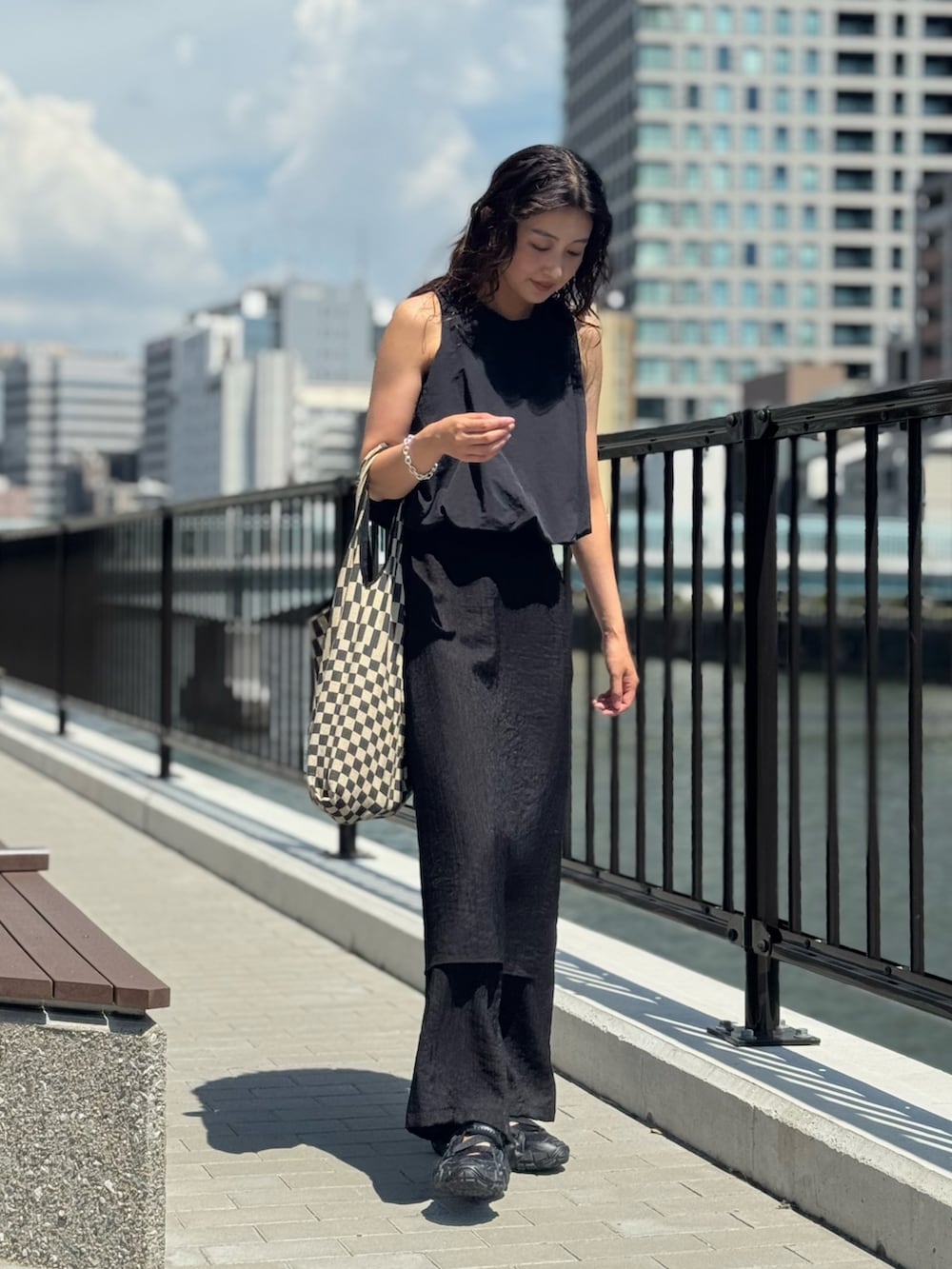ブラック系のシャツ/ブラウス、ブラック系のトートバッグを着用したレディースの夏コーディネートの5枚目の写真