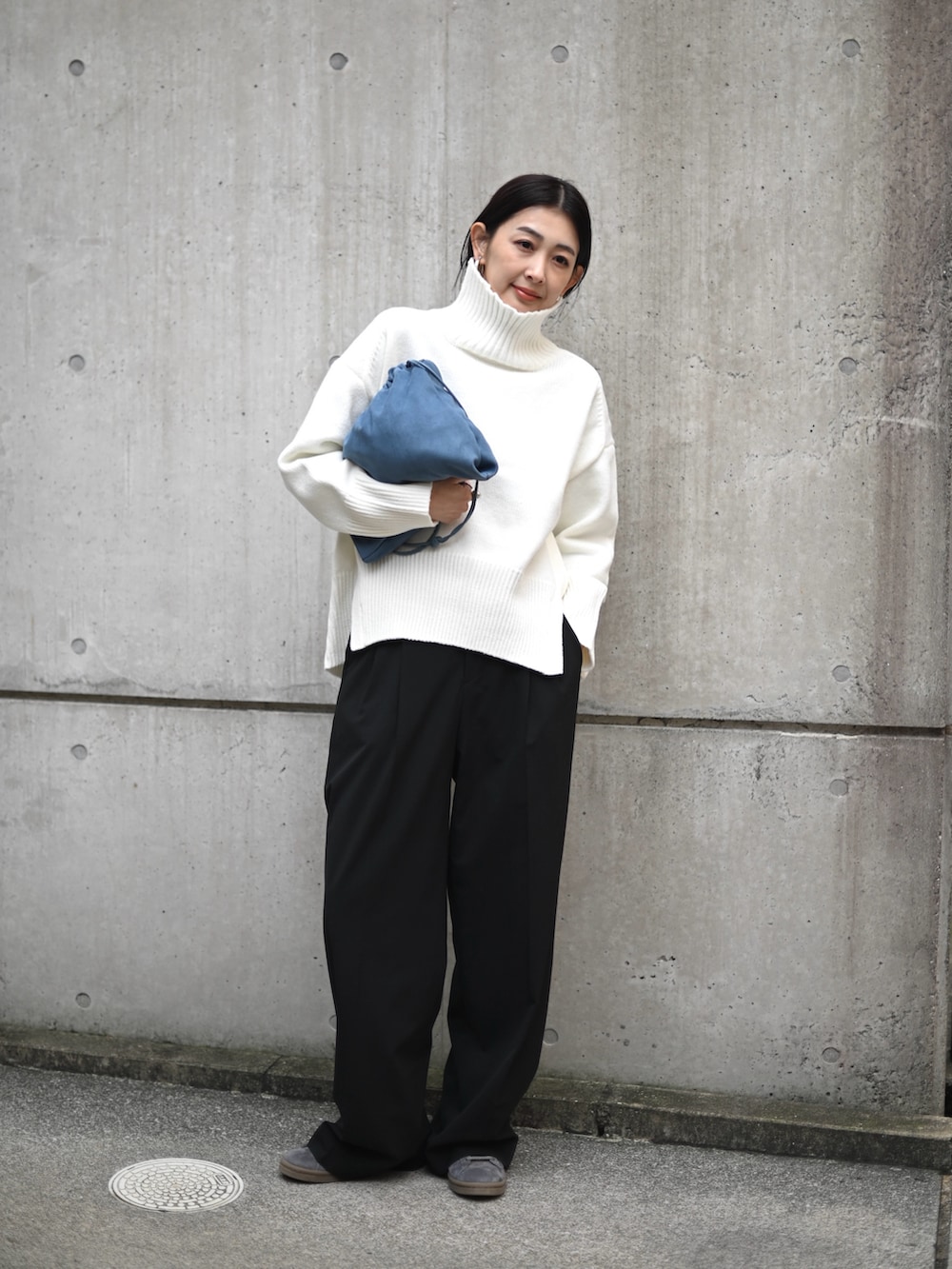 ホワイト系のニット/セーター、ブラック系のスニーカー、ブラック系のその他アウターを着用したレディースの冬コーディネートの4枚目の写真