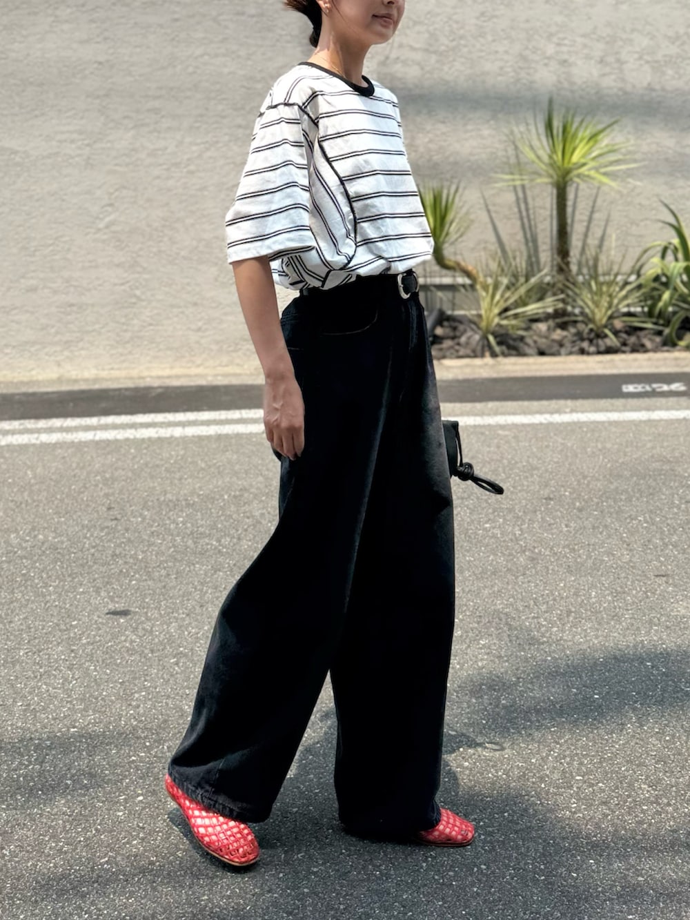 ブラック系のデニムパンツ、ホワイト系のTシャツ/カットソー、ブラック系のヘアバンドを着用したレディースの夏コーディネートの3枚目の写真