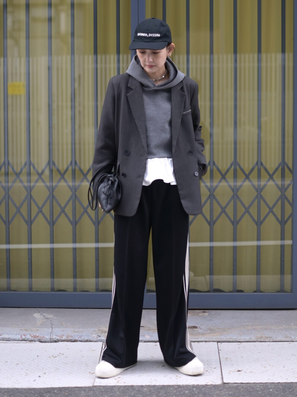 グレー系のテーラードジャケット、グレー系のTシャツ/カットソー、ブラック系のスウェットパンツを着用したレディースの春コーディネートの5枚目の写真