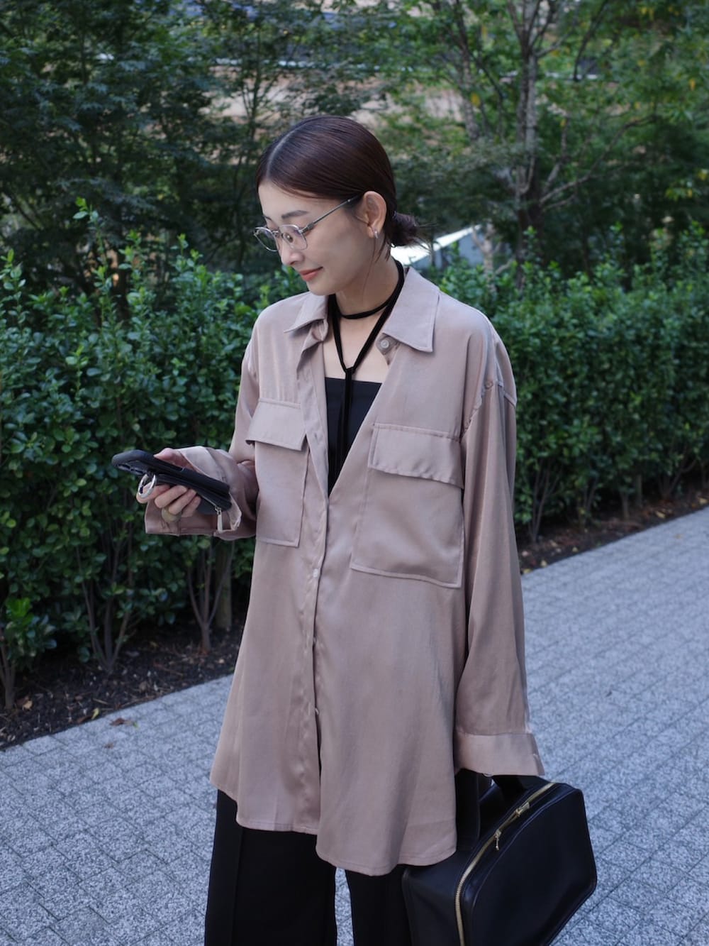 ブラウン系のシャツ/ブラウス、ブラック系のスウェットパンツ、ブラック系のネックレスを着用したレディースの秋コーディネートの3枚目の写真