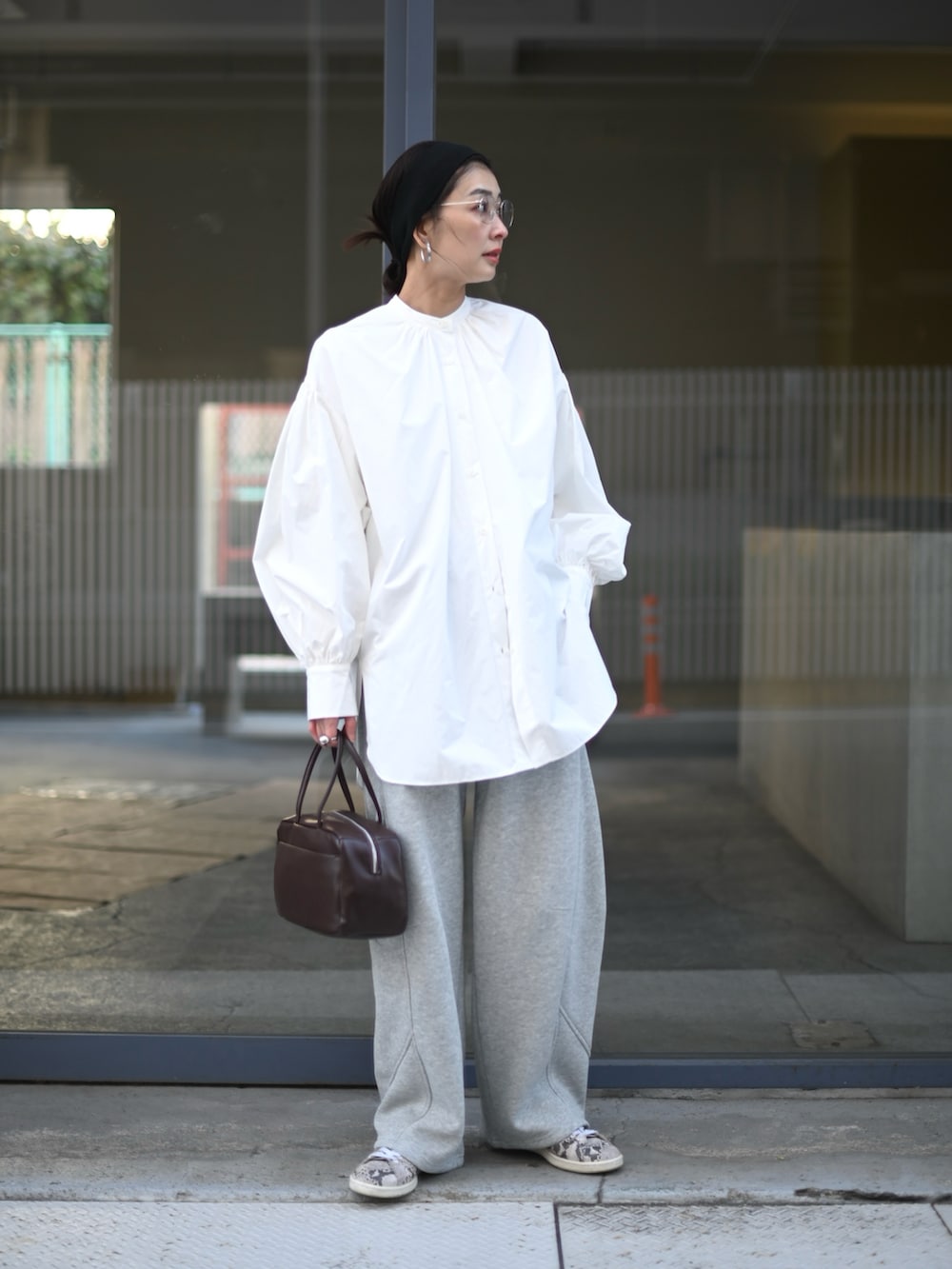 ホワイト系のシャツ/ブラウス、グレー系のスウェットパンツ、その他のスニーカーを着用したレディースの春コーディネートの4枚目の写真