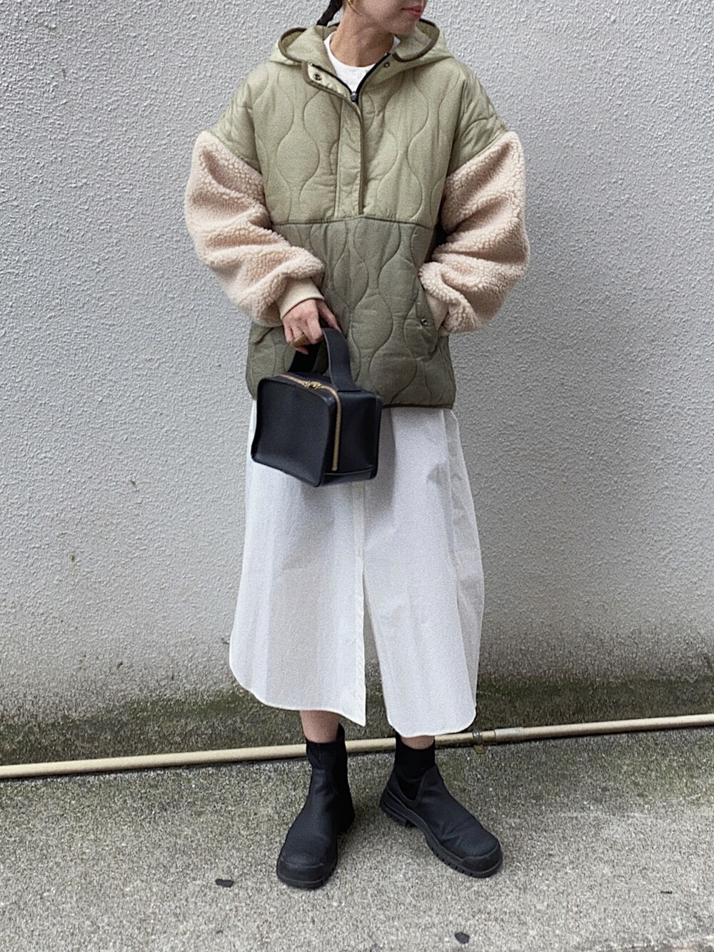 ホワイト系のシャツワンピース、ブラック系のブーツ、グリーン系のダウンジャケット/コートを着用したレディースの秋コーディネートの5枚目の写真