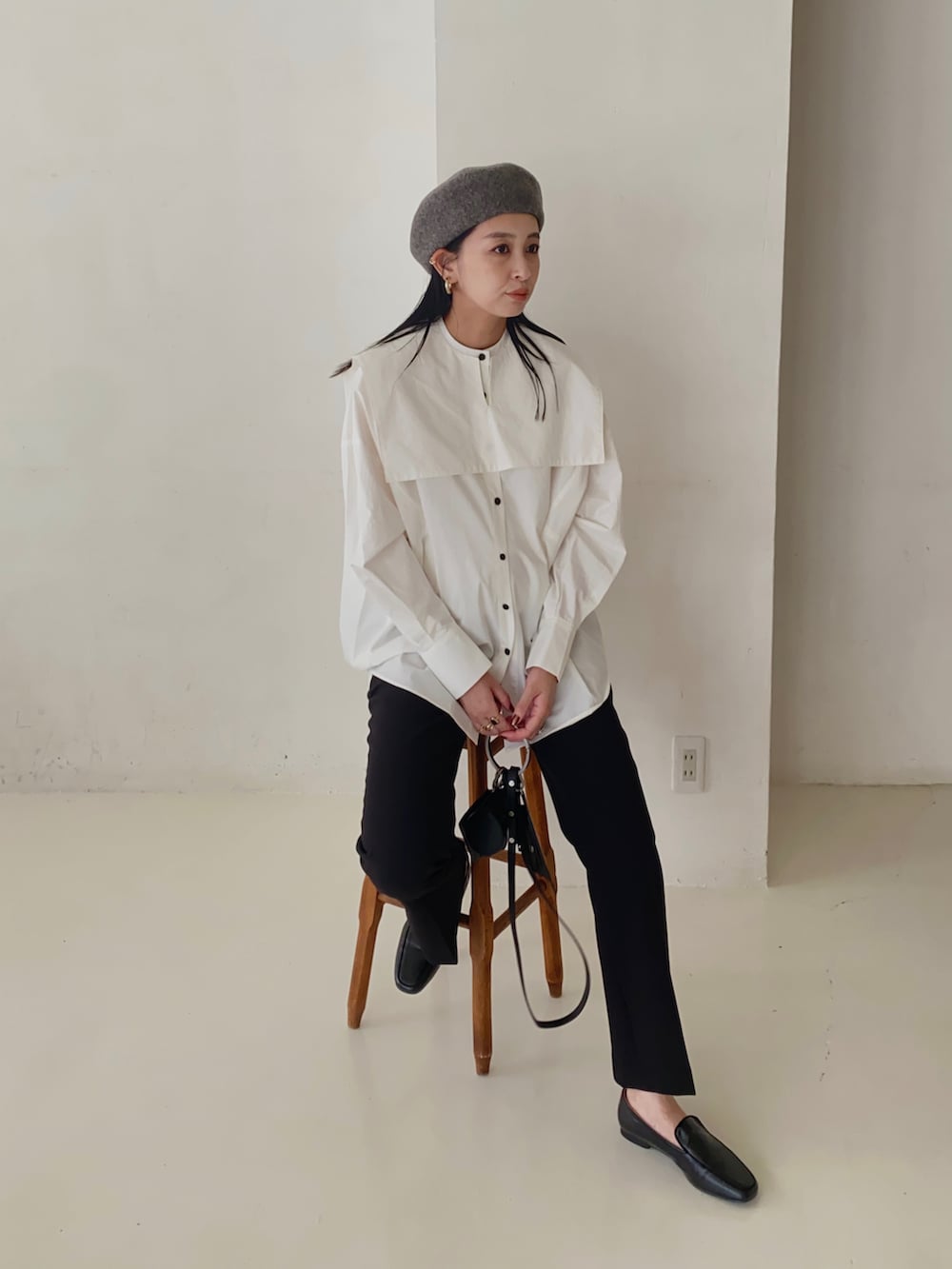 ホワイト系のシャツ/ブラウス、その他のモカシン/デッキシューズ、ブラック系のショルダーバッグを着用したレディースの秋コーディネートの2枚目の写真