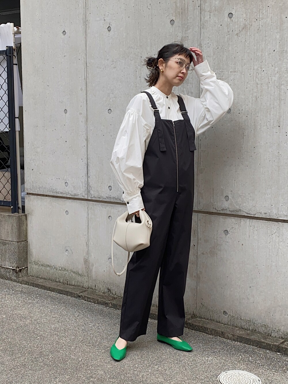 ホワイト系のシャツ/ブラウス、ブラック系のサロペット/オーバーオールを着用したレディースの春コーディネートの3枚目の写真