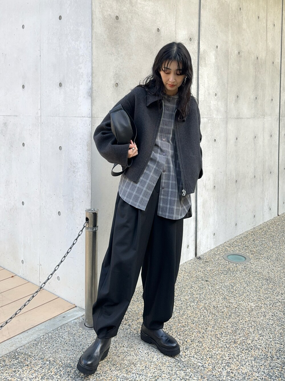 グレー系のブルゾン、グレー系のシャツ/ブラウス、ブラック系のスラックスを着用したレディースの冬コーディネートの4枚目の写真