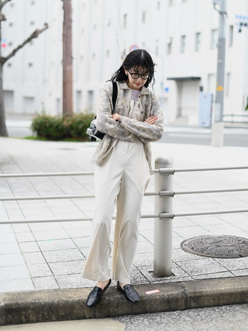 グレー系のシャツ/ブラウス、ホワイト系のサロペット/オーバーオール、ブラック系のローファーを着用したレディースの冬コーディネートの4枚目の写真